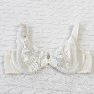 Vintage Valentino Intimo Ivory Lace Pearl Underwire Bra Size 34B Made in USA
